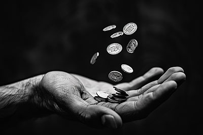 Eine offene Hand in die Münzen fallen